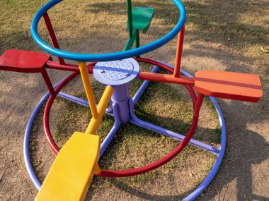 Parkta çocukların atlıkarıncaları.