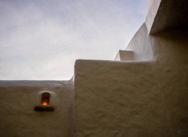 Ham beton bir bina, temiz beyaz, bina için dekoratif ışıklandırma sağlayacak ışık yerleştirmek için delikleri var.