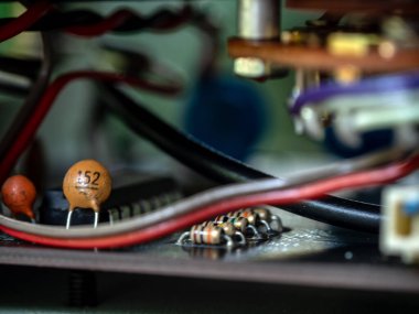 Devre kartlarındaki kablolar ve küçük elektronik cihazlar