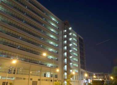 Düşük Vantage Noktası 'ndan gökyüzüne bakan yüksek binaya.