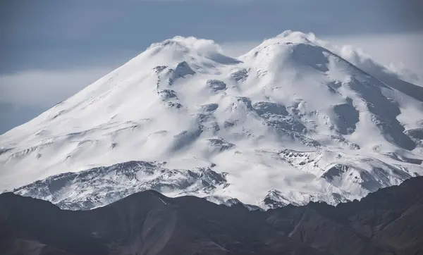Twee Toppen Van Mount Elbrus Kaukasus Met Zijverlichting Wolken Toppen — Stockfoto