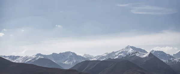산맥으로 이루어진 파노라마와 얼음으로 뒤덮인 봉우리 하늘로 이루어진 — 스톡 사진