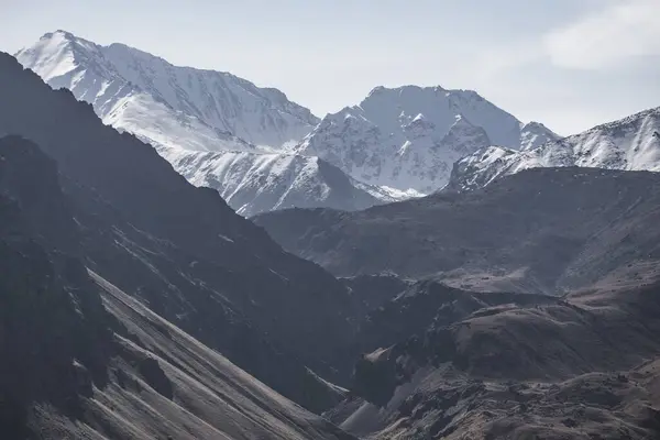 Alpines Felsental Ohne Vegetation Vor Dem Hintergrund Einer Bergkette Mit — Stockfoto