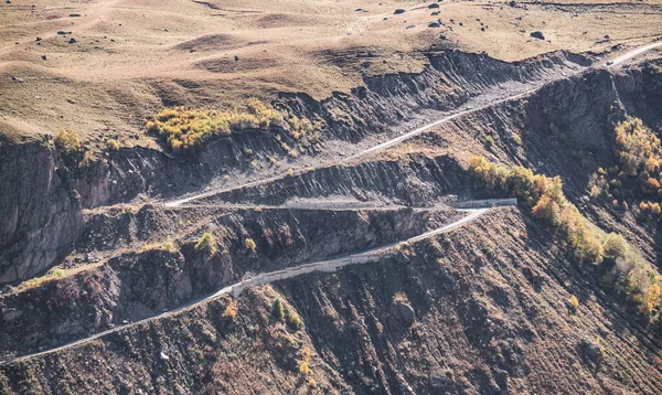 Sonbaharda Dağ Yolunun Üst Manzarası Olan Dağların Arasında Bir Kaç — Stok fotoğraf