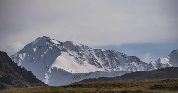 Bergpanorama Mit Schnee Und Gletschern Bei Trübem Herbstwetter Schneebedeckte Berge — Stockfoto