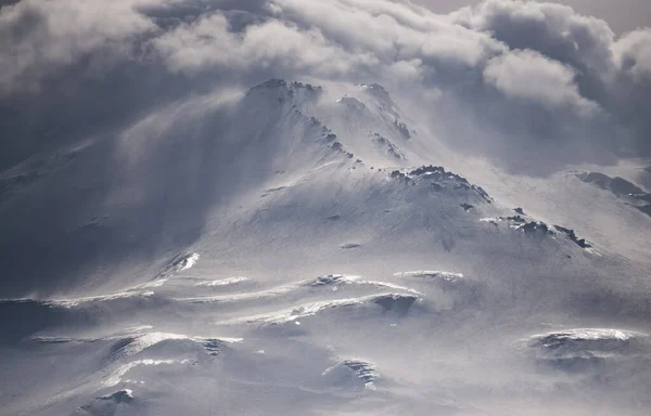 Glaciärer Och Klippor Berget Elbrus Med Moln Nära Bergig Atmosfär — Stockfoto