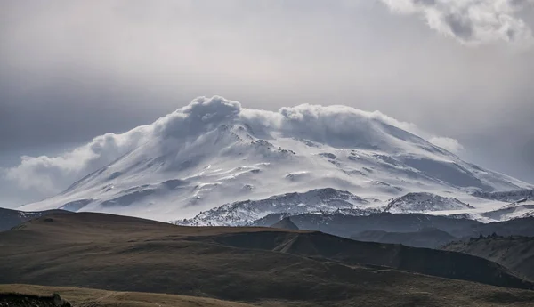 Vista Panoramica Del Monte Elbrus Vicino Una Montagna Con Neve — Foto Stock