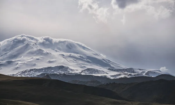 Vista Panoramica Del Monte Elbrus Vicino Una Montagna Con Neve — Foto Stock