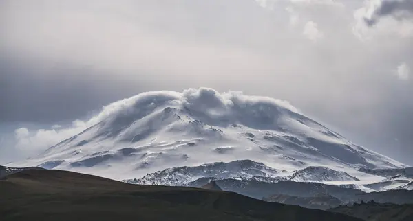 Panoramisch Uitzicht Mount Elbrus Van Dichtbij Een Berg Met Sneeuw — Stockfoto