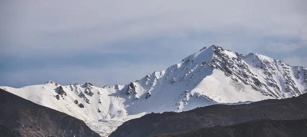 Panorama Einer Bergkette Mit Gipfeln Mit Schnee Und Gletschern Ein — Stockfoto