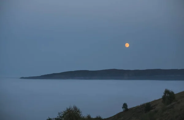 Pleine Lune Dans Les Montagnes Tôt Matin Avec Une Falaise — Photo
