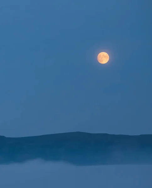 Pleine Lune Dans Les Montagnes Tôt Matin Avec Une Falaise — Photo