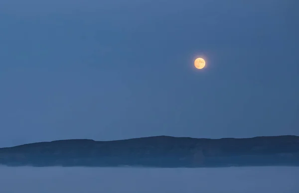 Lua Cheia Nas Montanhas Início Manhã Com Penhasco Montanha Nuvens — Fotografia de Stock