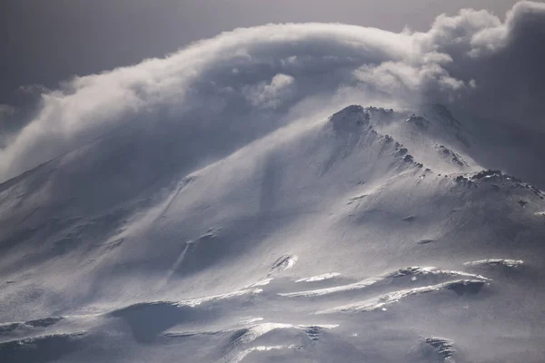 Bergsfeer Elbrus Met Sneeuw Gletsjers Die Schitteren Zon Bij Bewolkt — Stockfoto