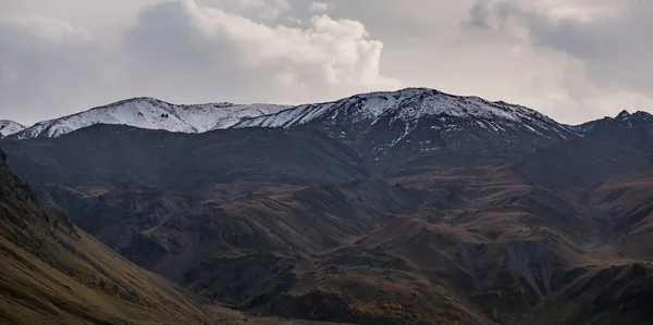 Ορεινή Περιοχή Χιόνι Και Βότσαλο Από Πέτρες Πανοραμική Θέα Στους — Φωτογραφία Αρχείου