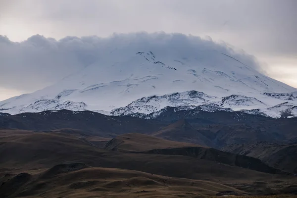 Neve Ghiaccio Montagna Elbrus Con Una Nuvola Cima Con Tempo — Foto Stock