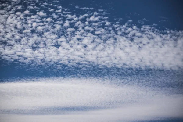 Cirrus Estrato Nubes Cielo Azul Saturado Patrón Nubes Otoño Tiempo — Foto de Stock