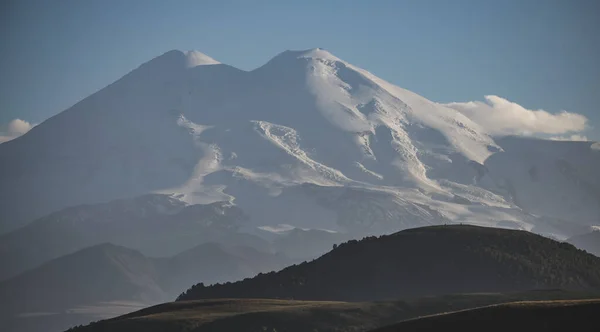 Mount Elbrus Verlicht Door Ondergaande Herfstzon Tegen Een Helderblauwe Hemel — Stockfoto
