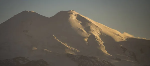 Panorama Fjellandskapet Elbrus Fjellet Med Snø Isbreer Ved Solnedgang Skyet – stockfoto