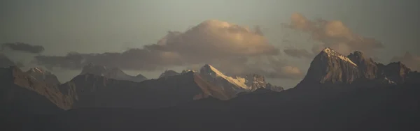 Panorama Una Cordillera Con Picos Con Nieve Hielo Atardecer Con —  Fotos de Stock