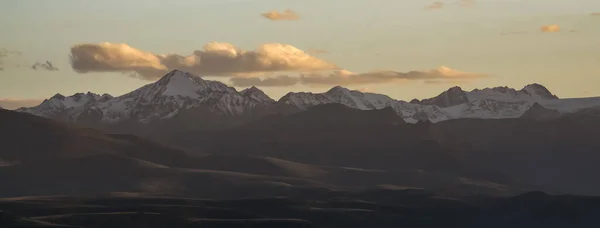 Panorama Bergskedja Med Toppar Med Snö Och Vid Solnedgången Med — Stockfoto