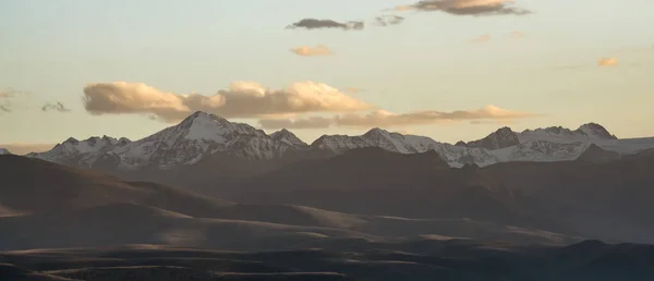 Panorama Einer Gebirgskette Mit Gipfeln Mit Schnee Und Eis Bei — Stockfoto