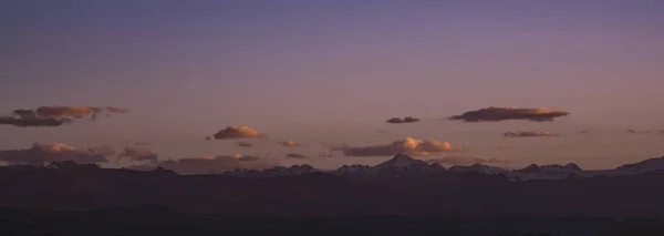 Panorama Une Chaîne Montagnes Avec Des Sommets Enneigés Glacés Coucher — Photo