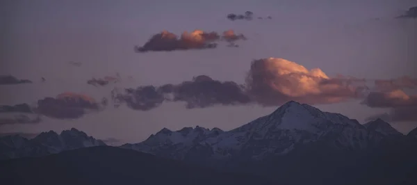 Panorama Une Chaîne Montagnes Avec Des Sommets Enneigés Glacés Coucher — Photo