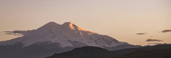 Panorama Bergslandskapet Mount Elbrus Med Snö Och Glaciärer Vid Solnedgången — Stockfoto