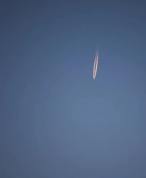 Das Flugzeug Fliegt Blauen Himmel Und Hinterlässt Eine Spur Verbrannter — Stockfoto