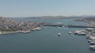 Güneşli bir yaz gününde İstanbul şehrinin panoramik hava manzarası, Basfor Boğazı, şehrin tarihi kısmı, kıyı bölgesi ve metro köprüsü.