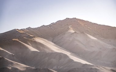 Tacikistan 'daki Tien Shan Dağları' ndaki Pamir 'deki panoramik minimalist dağ manzaraları, dağ zirveleri silueti, arka plan manzarası