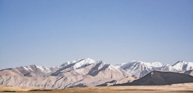 Tacikistan 'daki Tien Shan Dağları' ndaki Pamir 'deki panoramik minimalist dağ manzaraları, dağ zirveleri silueti, arka plan manzarası