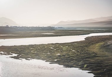 Tacikistan 'daki Tien Shan Dağları' ndaki Pamir 'deki panoramik minimalist dağ manzaraları, dağ zirveleri silueti, arka plan manzarası