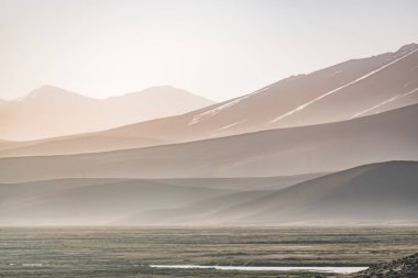 Tacikistan 'daki Tien Shan Dağları' ndaki Pamir 'deki panoramik minimalist dağ manzaraları, dağ zirveleri silueti, arka plan manzarası