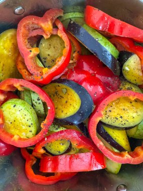 Taze dilimlenmiş dolma biber ve sağlıklı bir yemek için baharatlı patlıcan.