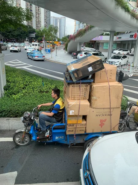 男は広州でバイクにパッケージを提供中国 — ストック写真