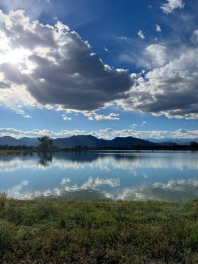 Colorado Harper Gölü 'nden Rocky Dağları manzarası
