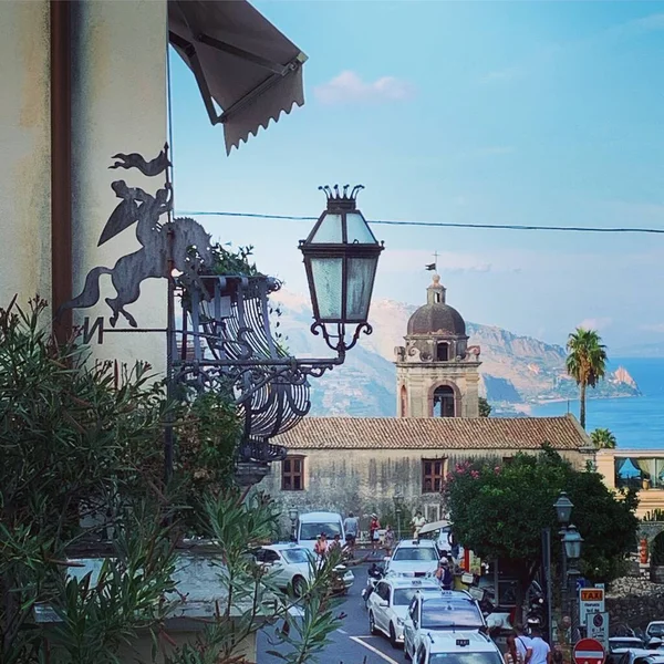シチリア島のタオルミーナを見下ろす — ストック写真