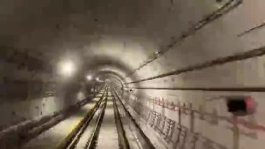 Metro dikiz aynasından trenin aşırı hızlanması. Metro dikiz aynasından Singapur MRT treni
