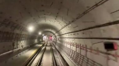 Bir metro tünelinde tren dikiz aynası. Metro dikiz aynasından Singapur MRT treni