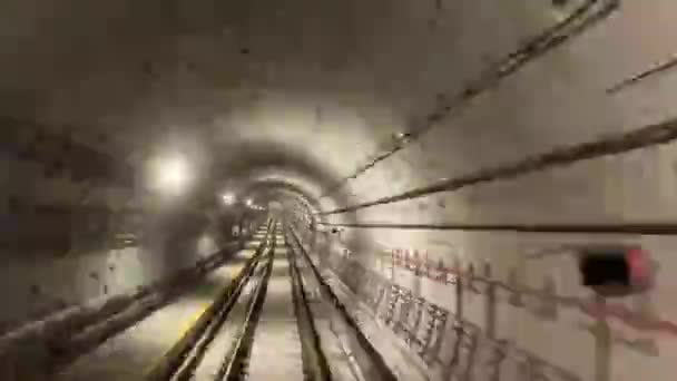地铁后视镜下的火车脱轨 地铁后视镜下的新加坡捷运列车 — 图库视频影像