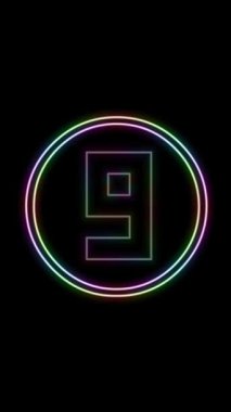 Çemberler ve dikey siyah ekranda gökkuşağı ışıklarıyla canlandırılmış on geri sayım