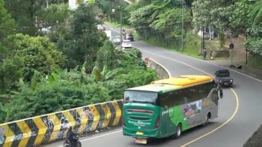 Puncak, Bogor, Endonezya, 26 Kasım 2022: Yürüyen otomobil ve otobüslerle Puncak rotasındaki otoyol manzarası