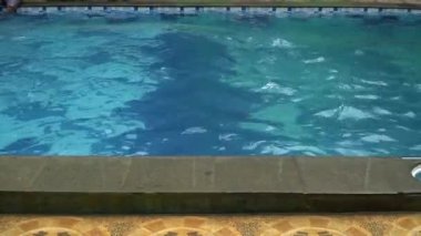 Yüzme havuzundaki su dalgalarının görüntüleri