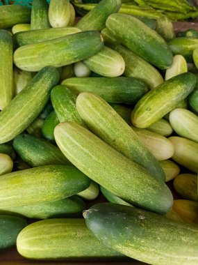 Süpermarkette yeşil salatalık, organik gıda, çiftlik ürünü, perakende mağazası.