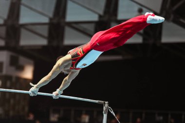 Szczecin, Polonya, 10 Nisan 2019: Olimpiyat erkek sporcusu Mir Nicolau, Avrupa artistik jimnastik şampiyonası sırasında yatay barda yarışıyor.