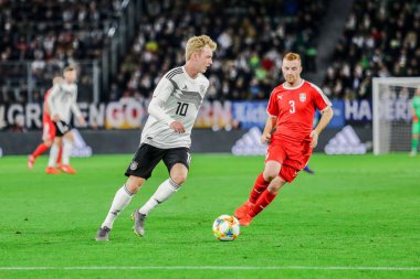 Wolfsburg, Almanya, 20 Mart 2019: Almanya ile Sırbistan arasında Wolkswagen Arena 'da oynanan uluslararası futbol maçı sırasında futbolcu Julian Brandt (GER)