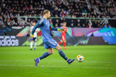 Wolfsburg, Almanya, 20 Mart 2019: Alman kaleci Manuel Neuer Wolfsburg 'daki Volkswagen Arena' da Almanya ile Sırbistan arasında oynanan uluslararası dostluk maçı sırasında topa vuruyor