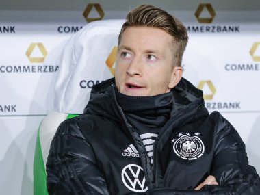 Wolfsburg, Almanya, 20 Mart 2019: Almanya milli takımı futbolcusu Marco Reus, Almanya 'nın Sırbistan' a karşı oynadığı uluslararası futbol maçında yedek kulübesinde oturuyor